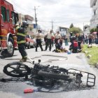 La moto de los sospechosos fue quemada por las personas.