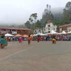 Grupos de danzas San Juanes de Cayambe también dan el colorido y el matiz festivo durante la feria de emprendedores en Salinas de Guaranda.