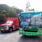 Un autobús estuvo involucrado en el choque.