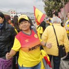 Susanita Collaguazo llega con dos horas de anticipación al estadio para dejar todo listo para alentar al Papá Aucas.