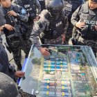 La Policía mientras planificaba el ingreso a los pabellones.