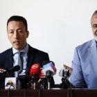 Pablo Milad (d), presidente de la Asociación Nacional de Fútbol Profesional de Chile, adelantó que seguirán con las acciones legales con el abogado Eduardo Carlezzo (i).