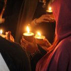 Las velas negras y naranjas simbolizan la terminación de lo negativo y el inicio de cosas buenas.