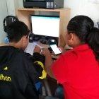 Cecilia Pincay ayuda a su hijo con las clases. “Pero no es fácil”, afirma.