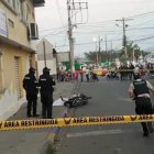 El cuerpo de Anthony Saltos cayó de la moto con la cual trabajaba.