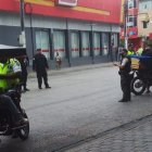 En el exterior del mercado, concurrentes presenciaron el procedimiento policial.