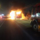 Bomberos acudieron al lugar para asistir la emergencia.