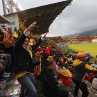 Miles de hinchas festejaron hasta más no poder, tras el título que logró Aucas.