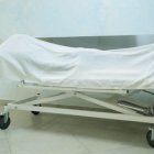 Sujetos en una bicicleta le dispararon cuando intentaron quitarle sus pertenencias.