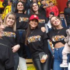 Karen Quintana (i), Nati Devotto, Estefy González, Belén Alujas (c), Mai Echaguibel, Vicky Turusha y Pamela Cersósimo (d) en el estadio.