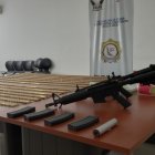 Además del armamento, los uniformados encontraron un silenciador de fabricación artesanal.