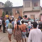 Vecinos trataron de auxiliar al padre e hijo heridos.