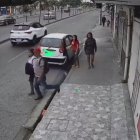 La chica es interceptada por un sujeto, que la abrazó y amenazó.  Al pasar por donde unas personas se bajaban de un carro, pellizcó a una y las alertó. Luego logró escapar del tipo.