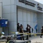 El cadáver del  guayaquileño, de 34 años, quedó junto a la puerta. La Policía llegó al lugar.