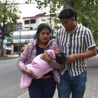 Los padres de la  pequeña viajan desde Guaranda a la capital para hacerle atender en el hospital.