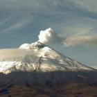 El volcán Cotopaxi, de Ecuador, emite gases y vapor de manera continua