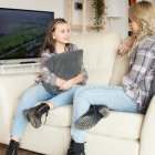 Evita decir ‘no’.  
En lugar de ‘no puedes salir’, dile ‘luego de hacer tu tarea puedes ir a jugar con tus amigas’.