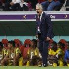 El seleccionador de Ecuador Gustavo Alfaro dirigiendo hoy, en un partido de la fase de grupos del Mundial de Fútbol 2022 entre Catar y Ecuador en el estadio Al Bait en Al Khor (Catar).