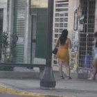 Las mujeres laboran en el tramo que va de la calle Brasil hacia Argentina.