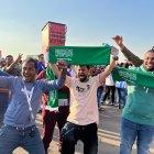 Hinchas de Arabia Saudita rebosan de alegría tras el triunfo de su selección ante Argentina