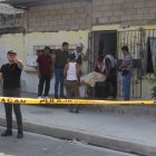 El cadáver de  la mujer, de 55 años, fue retirado de la sala de su casa. Le  propinaron cuatro tiros.