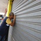 Un lugareño vio desde un orificio que había daños en vitrinas de un negocio.