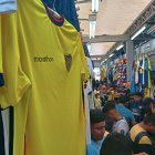 Miles de aficionados de la Tri buscan en la Bahía de Guayaquil la camiseta de la selección de Ecuador.
