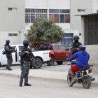 Los especialistas armados de la Policía Nacional rodean el lugar. Tienen fusiles y evitan el acceso de personas.