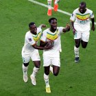 Boulaye Dia (c) es el referente de gol que tiene la selección de Senegal.