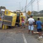 Poste de alumbrado eléctrico evitó que bus cayera a la cuneta