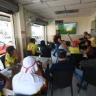 Guayaquileños hicieron una alto a su jornada laboral para ver el partido Ecuador vs. Senegal