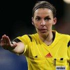 Stephanie Frappart será la primera árbitra en dirigir un partido en una Copa del Mundo.