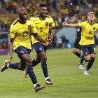 Moisés Caicedo  (i), José Cifuentes (c) y Jeremy Sarmiento forman parte de las joyas de la Tri.