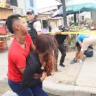 Silvana y Mario Suárez no pudieron contener el dolor al ver el cadáver de su padre. Sus familiares les dieron consuelo.