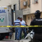 El cadáver quedó tendido en la vereda y fue cubierto con un plástico azul.