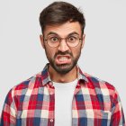 Muchas veces el enojo y el estrés hace que nuestro rostro luzca envejecido.