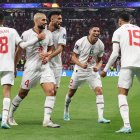 Youssef En-Nesyri (d) celebra con sus compañeros de Marruecos tras marcar el segundo gol en la victoria sobre Canadá.