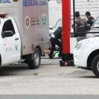 El cadáver del esmeraldeño quedó dentro del establecimiento de carros.