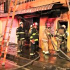 Personal del Cuerpo de Bomberos controló el fuego y logró sacar a los tres hermanos, que estaban en la parte trasera de la casa.