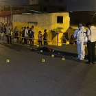 Los agentes de Criminalística recolectaron los indicios del hecho registrado en horas de la noche.