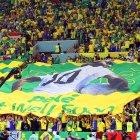 En los estadios de la Copa del Mundo también se han observado banderas en honor al astro brasileño Pelé.