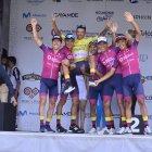 Robinson Chalapud (c) celebró con sus compañeros de equipo tras ganar el título de la Vuelta al Ecuador.