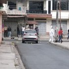 Miembros de la Policía levantan pericias en el lugar del crimen.