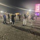 En las afueras de los estadios, los fanáticos se reúnen y juegan partidos.