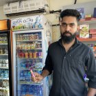 Abbas es un ciudadano de la India que lleva años en Doha, es quien atiende el negocio que no cierra en la noche.