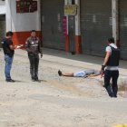 El cadáver quedó tendido fuera de un local de venta de productos de construcción.