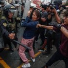 Los cuerpos de la Policía Nacional de Perú (PNP) han tenido que intervenir con gases lacrimógenos y detener a algunos de los manifestantes.