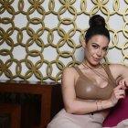 Su estilo es variante.