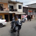 Agentes de Criminalística y de la Dinased de Salitre inspeccionaron la vivienda donde se produjo el ataque.