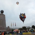 Globo aerostático se 'desinfló' entre una cables de luz